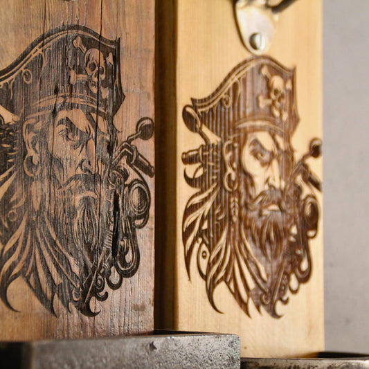 Détails des décapsuleurs en bois faits à la main. Gravure pirate biker. 