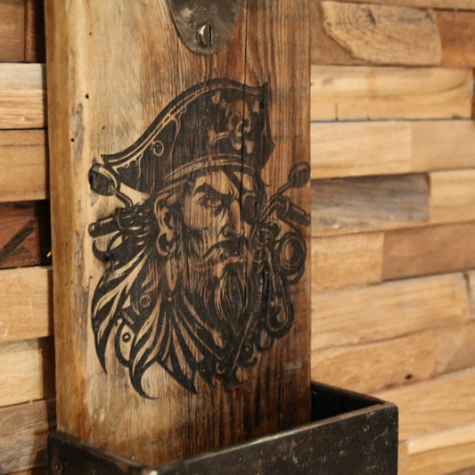 Zoom sur la gravure pirate motard du décapsuleur en bois. 