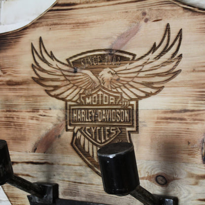 Zoom sur la gravure Harley Davidson du support de casque moto duo. Fait à la main en bois et métal recyclé.