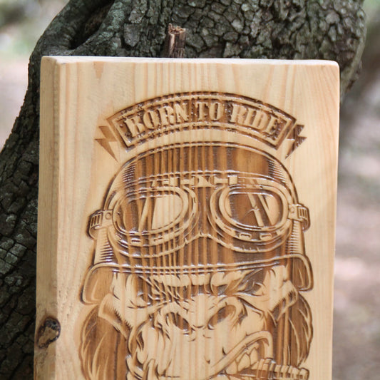 Zoom sur la gravure du tableau bois artisanal gorille motard Born to Ride