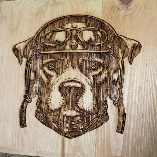 Zoom et détails de la gravure sur le tableau en bois recyclé
