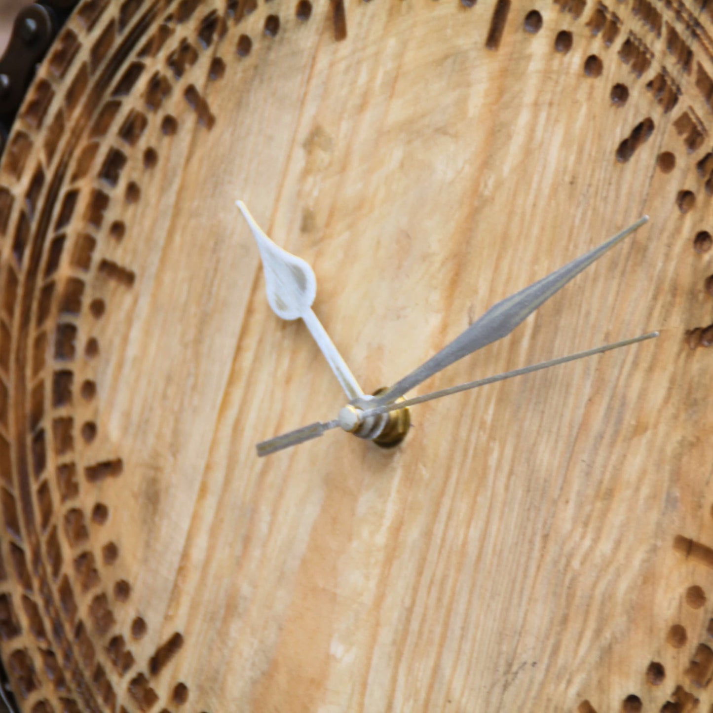 Détails sur les aiguilles de l'horloge à poser en bois et chaine de moto. Gravure trace de pneu. 