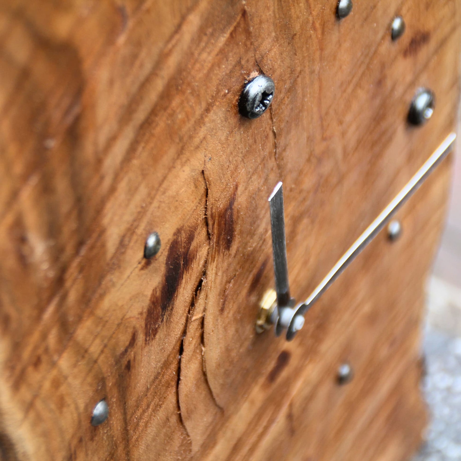 Détails sur le bois et le métail de l'horloge en bois de cerisier