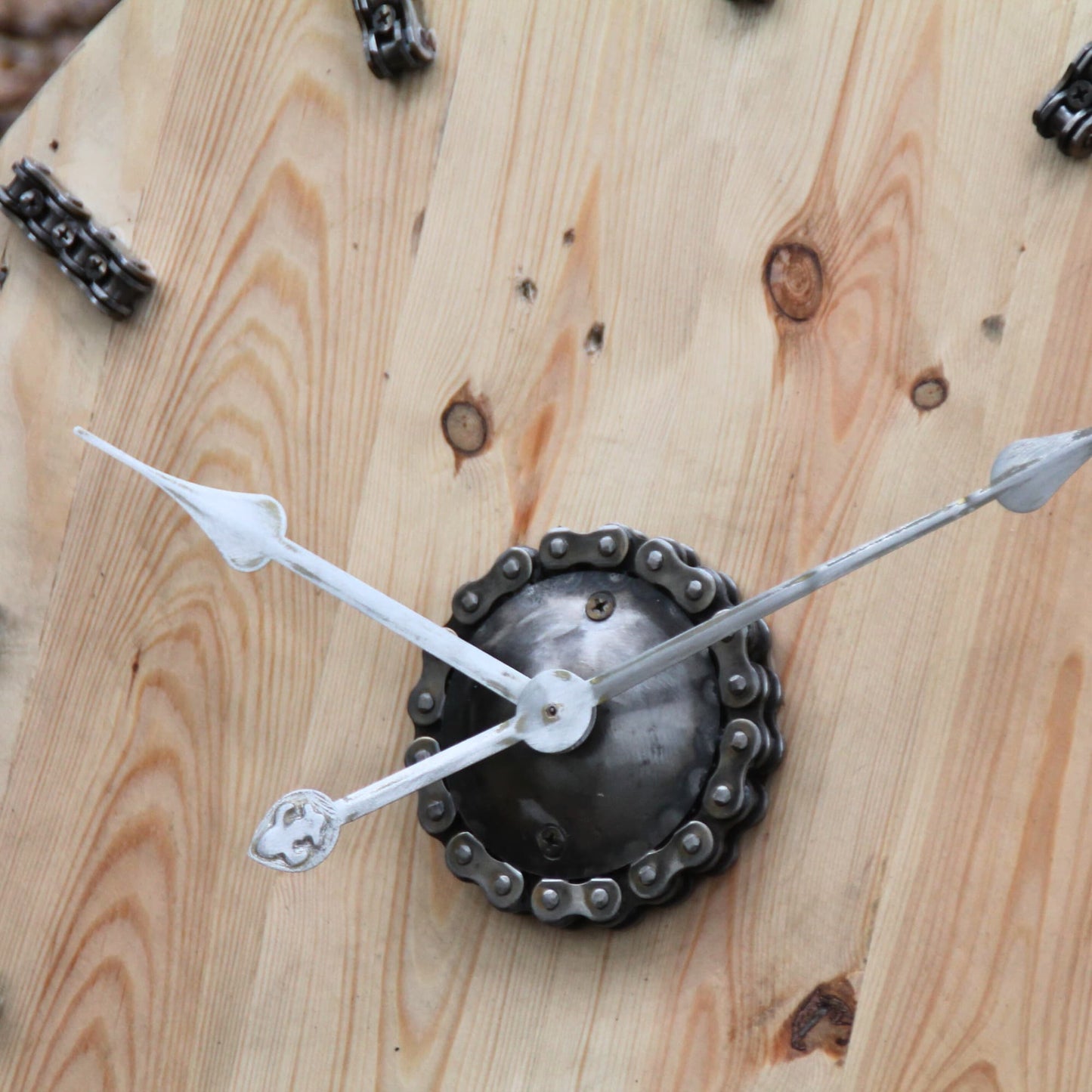 Détails sur le coeur de l'horloge en bois de récupération et chaine de moto authentique.