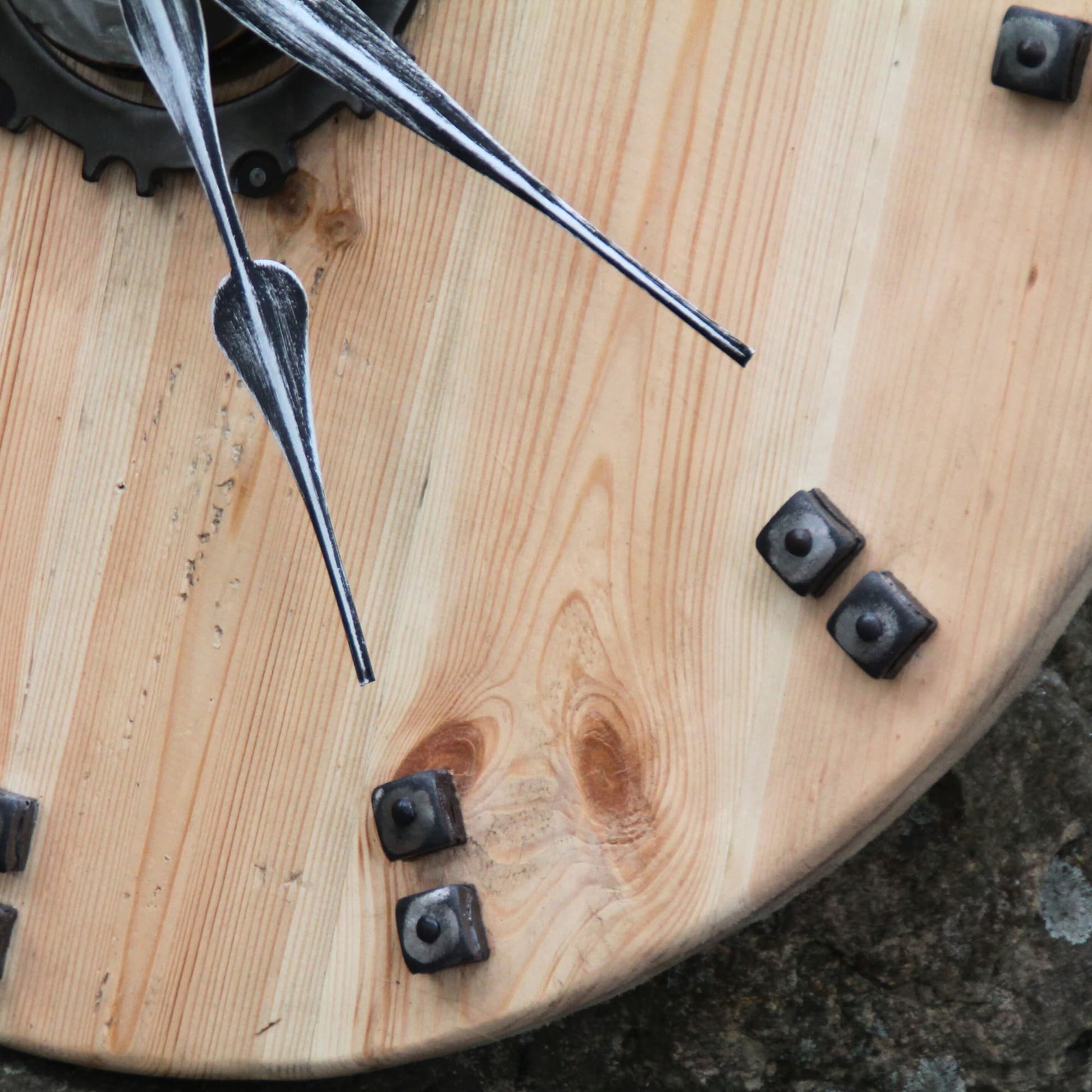 Zoom sur les écrous bornges de l'horloge en bois ronde