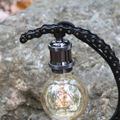 Zoom sur la lampe artisanale en chaine de moto. Fait main dans les Alpes Maritimes