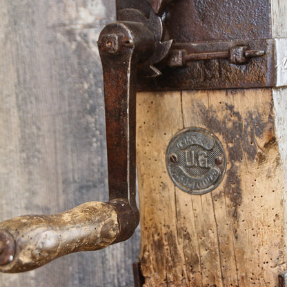 Zoom sur la manivelle et le poinçon gravé de la lampe artisanale – Détail des éléments uniques du cric.