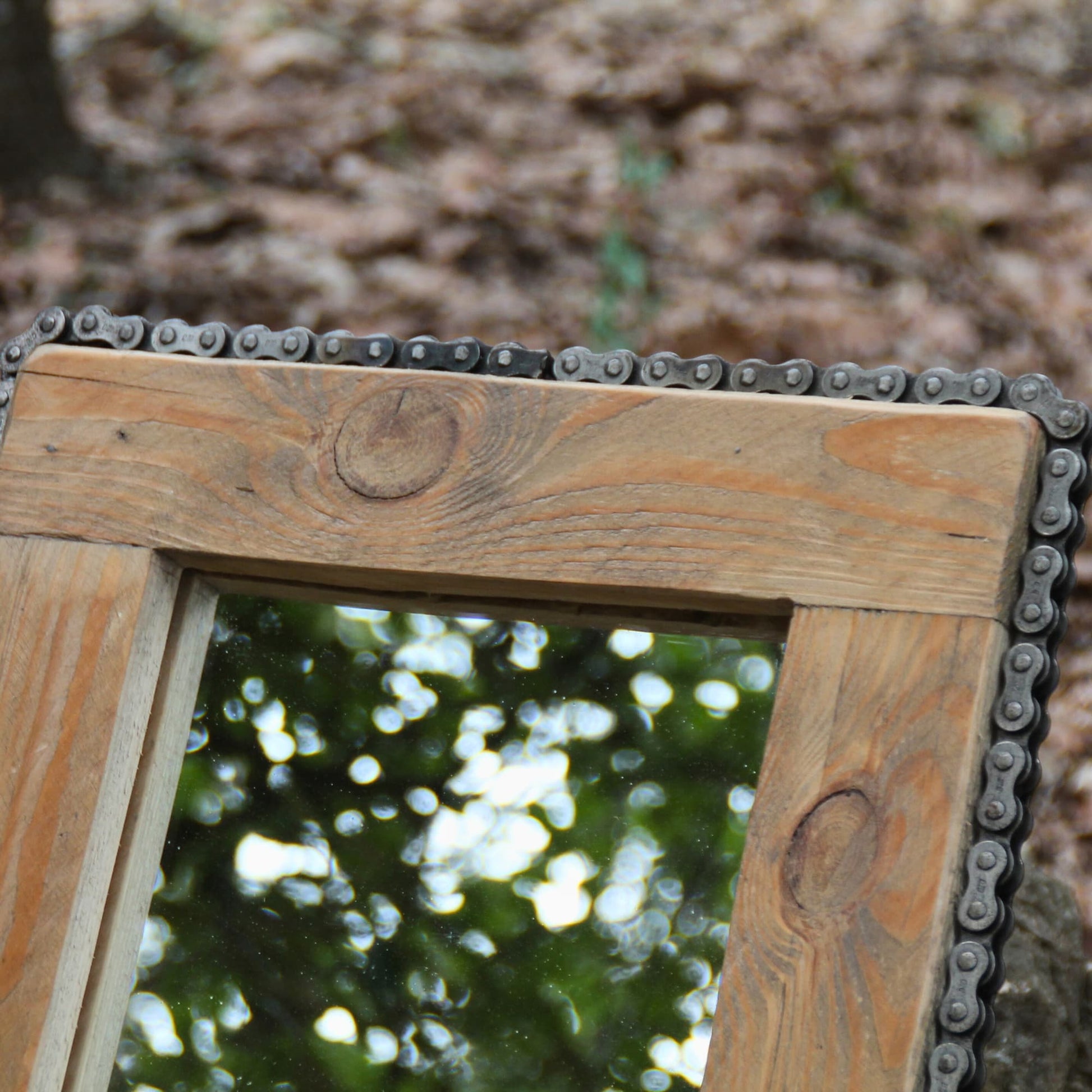 Details du miroir en bois et chaine de moto recyclée