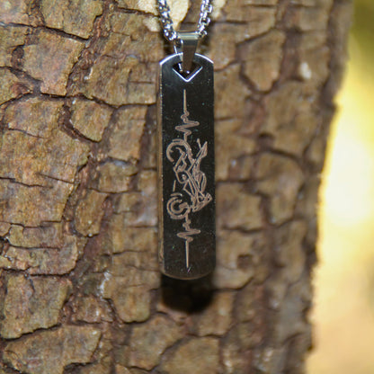 Zoom sur le pendentif du collier gravé ligne de vie moto