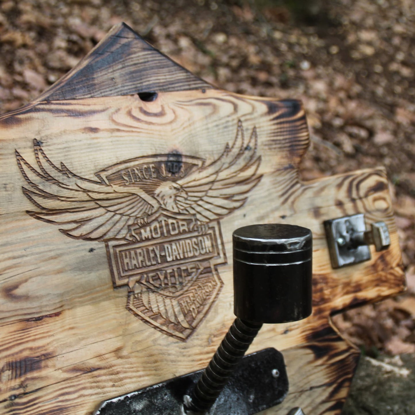 Zoom sur le piston et la gravure du support de casque moto Harley Davidson