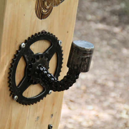 Zoom sur le piston, la chaine moto et le pignon du support de casque moto