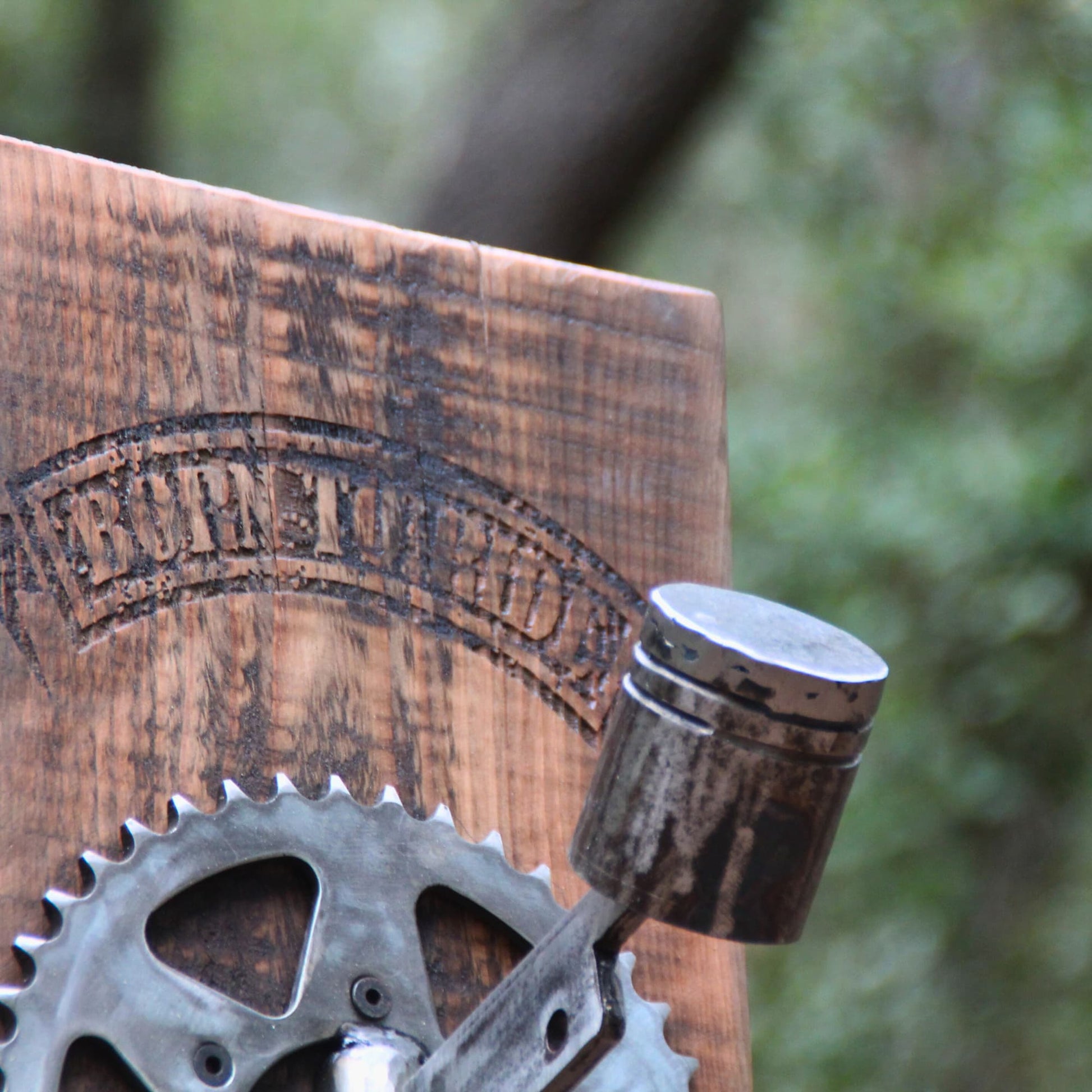 Zoom sur la gravure Born to ride du support de casque duo en bois.