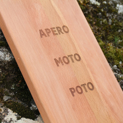 Zoom sur le détail de gravure de la planche à découper en bois gravée Apero Moto Poto.