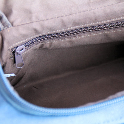 Zoom sur la poche intérieure de la trousse de toilette en tissu. 