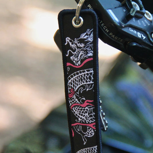 Zoom sur la broderie dragon japonais sur porte clé moto tissu