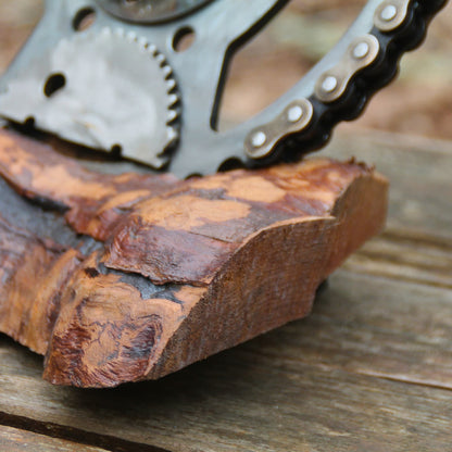 Zoom sur le socle en bois de cerisier de l'horloge à poser.