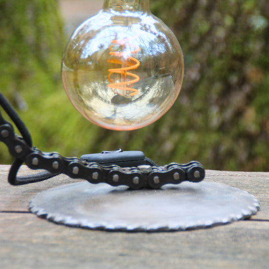 Zoom sur le socle et la chaine moto de la Lampe industrielle 