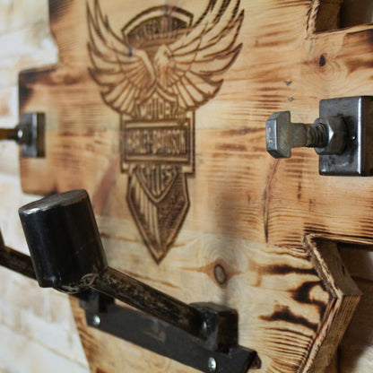Détails du Support duo de casques moto artisanal en bois et métal recyclé. Gravure Harley Davidson. Pièce unique. 