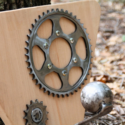 Zoom sur les pièces mécaniques recyclées du Porte casque moto bois triangulaire