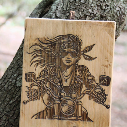 Tableau bois artisanal gravé  d'une motarde sur sa moto