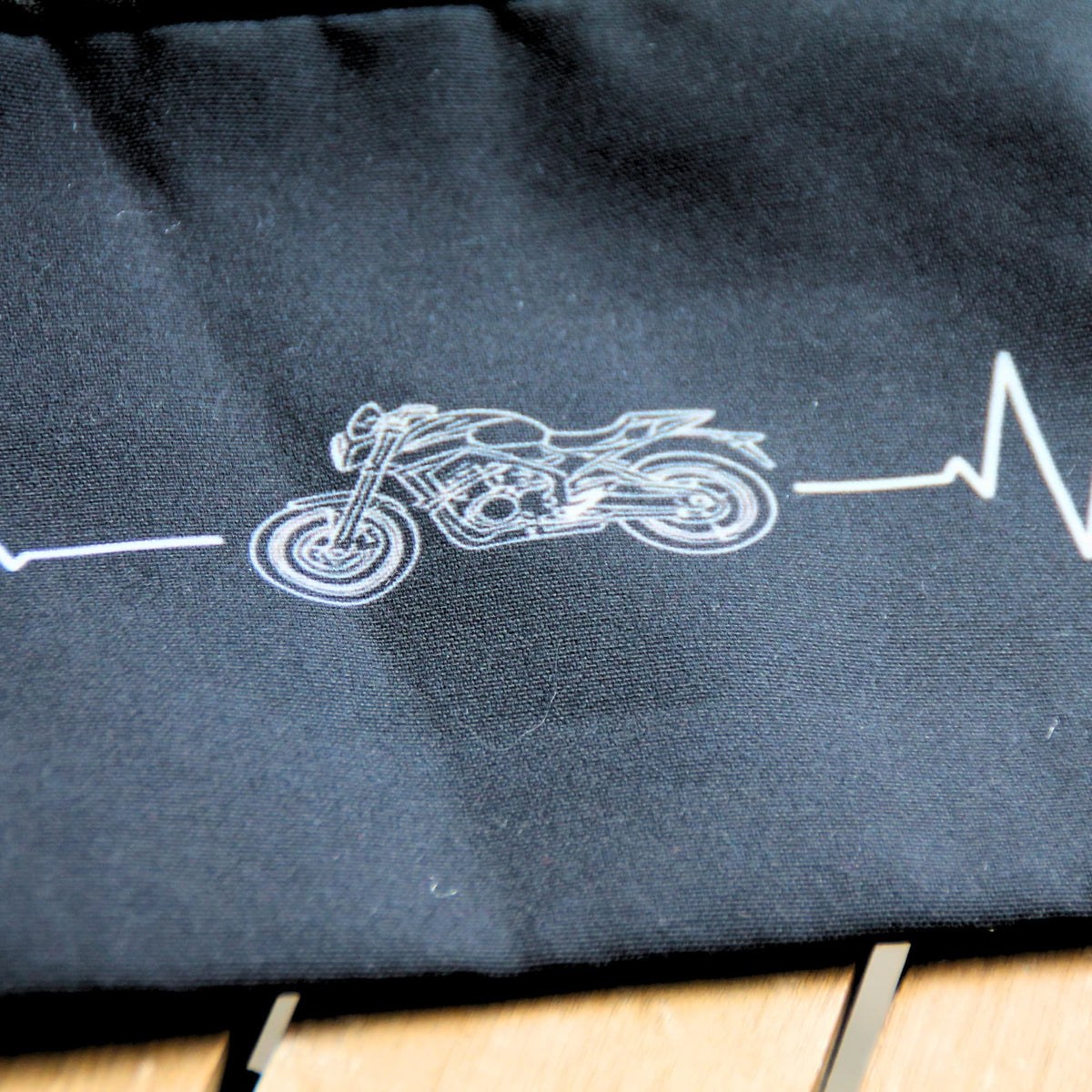 Zoom sur le tissu de la Pochette tissu noire ligne de vie moto