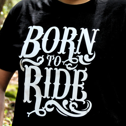 Gros plan sur le visuel imprimé du t-shirt homme "Born To Ride".