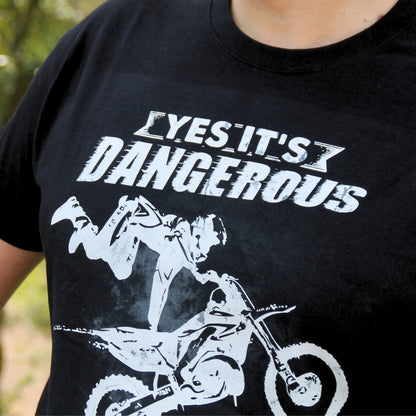 Zoom sur le Tshirt homme 100% coton   "Yes it's dangerous, that's why it's fun" 